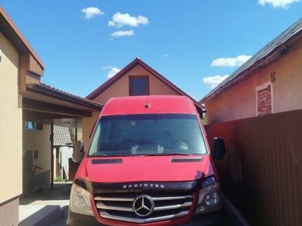 Красный Мерседес Sprinter, объемом двигателя 2.14 л и пробегом 325 тыс. км за 16999 $, фото 1 на Automoto.ua