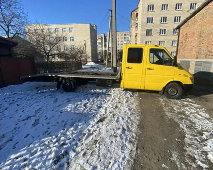 Желтый Мерседес Sprinter, объемом двигателя 2.69 л и пробегом 591 тыс. км за 12500 $, фото 2 на Automoto.ua