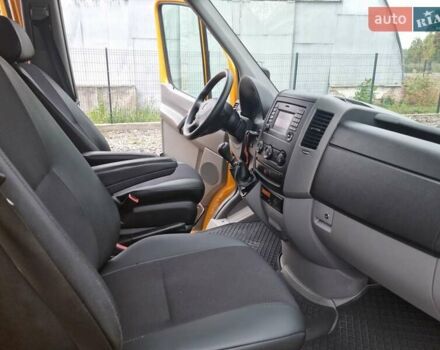Желтый Мерседес Sprinter, объемом двигателя 2.1 л и пробегом 285 тыс. км за 20300 $, фото 18 на Automoto.ua