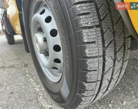Желтый Мерседес Sprinter, объемом двигателя 2.15 л и пробегом 488 тыс. км за 15800 $, фото 5 на Automoto.ua