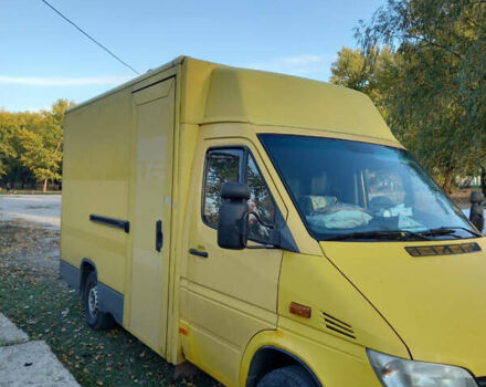 Желтый Мерседес Sprinter, объемом двигателя 2.15 л и пробегом 400 тыс. км за 8900 $, фото 2 на Automoto.ua