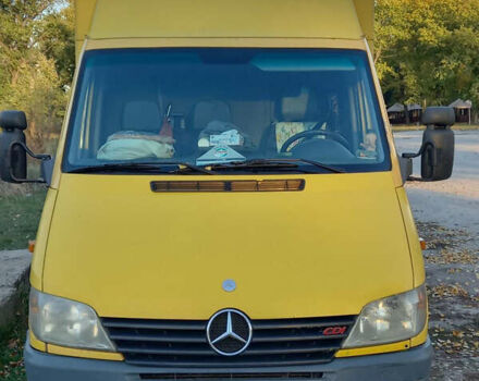 Желтый Мерседес Sprinter, объемом двигателя 2.1 л и пробегом 404 тыс. км за 7600 $, фото 2 на Automoto.ua