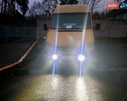 Желтый Мерседес Sprinter, объемом двигателя 2.2 л и пробегом 100 тыс. км за 9000 $, фото 1 на Automoto.ua