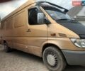 Желтый Мерседес Sprinter, объемом двигателя 2.2 л и пробегом 150 тыс. км за 6000 $, фото 1 на Automoto.ua