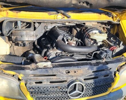 Желтый Мерседес Sprinter, объемом двигателя 2.2 л и пробегом 400 тыс. км за 3900 $, фото 11 на Automoto.ua