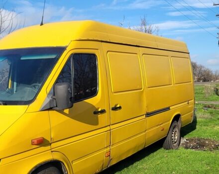 Желтый Мерседес Sprinter, объемом двигателя 2.2 л и пробегом 400 тыс. км за 3900 $, фото 5 на Automoto.ua