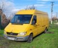 Желтый Мерседес Sprinter, объемом двигателя 2.2 л и пробегом 400 тыс. км за 3900 $, фото 1 на Automoto.ua