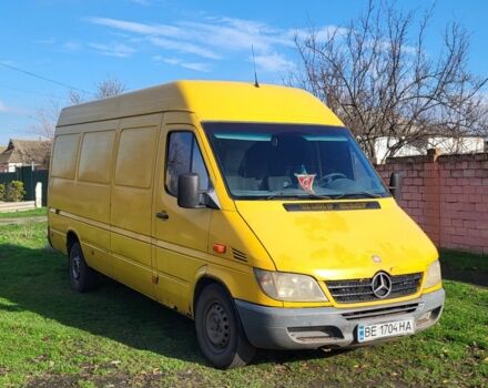 Желтый Мерседес Sprinter, объемом двигателя 2.2 л и пробегом 400 тыс. км за 3900 $, фото 6 на Automoto.ua