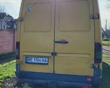 Желтый Мерседес Sprinter, объемом двигателя 2.2 л и пробегом 400 тыс. км за 3900 $, фото 3 на Automoto.ua