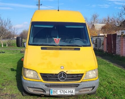 Желтый Мерседес Sprinter, объемом двигателя 2.2 л и пробегом 400 тыс. км за 3900 $, фото 1 на Automoto.ua