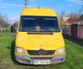 Желтый Мерседес Sprinter, объемом двигателя 2.2 л и пробегом 400 тыс. км за 3900 $, фото 1 на Automoto.ua