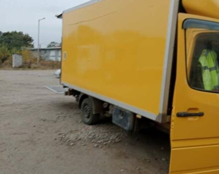 Желтый Мерседес Sprinter, объемом двигателя 2.69 л и пробегом 397 тыс. км за 12500 $, фото 1 на Automoto.ua