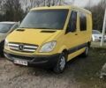 Желтый Мерседес Sprinter, объемом двигателя 2.2 л и пробегом 328 тыс. км за 10500 $, фото 1 на Automoto.ua
