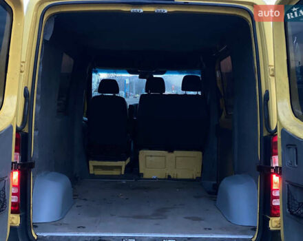 Желтый Мерседес Sprinter, объемом двигателя 2.14 л и пробегом 325 тыс. км за 8700 $, фото 6 на Automoto.ua