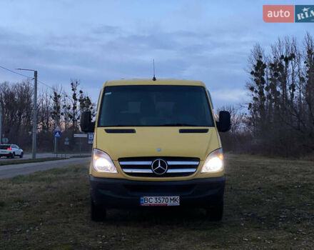 Желтый Мерседес Sprinter, объемом двигателя 2.14 л и пробегом 325 тыс. км за 8700 $, фото 1 на Automoto.ua