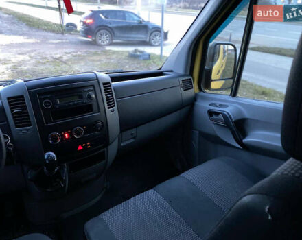 Желтый Мерседес Sprinter, объемом двигателя 2.14 л и пробегом 325 тыс. км за 8700 $, фото 9 на Automoto.ua
