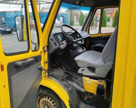 Желтый Мерседес Sprinter, объемом двигателя 2.3 л и пробегом 300 тыс. км за 3000 $, фото 3 на Automoto.ua