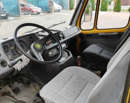 Желтый Мерседес Sprinter, объемом двигателя 2.3 л и пробегом 300 тыс. км за 3000 $, фото 10 на Automoto.ua