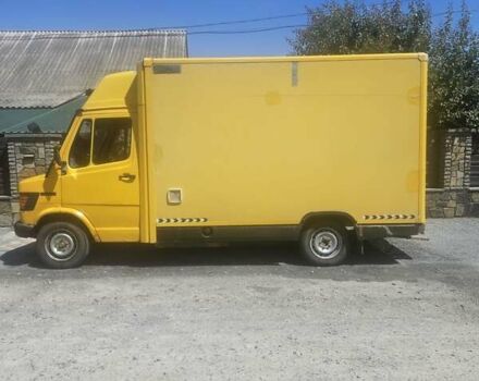 Желтый Мерседес Sprinter, объемом двигателя 2.3 л и пробегом 321 тыс. км за 2000 $, фото 2 на Automoto.ua