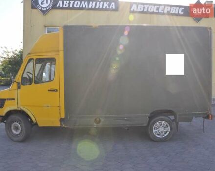 Желтый Мерседес Sprinter, объемом двигателя 2.4 л и пробегом 400 тыс. км за 1600 $, фото 6 на Automoto.ua