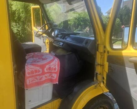 Желтый Мерседес Sprinter, объемом двигателя 2.3 л и пробегом 321 тыс. км за 2000 $, фото 5 на Automoto.ua