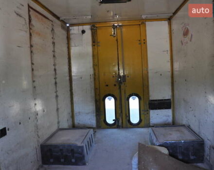 Желтый Мерседес Sprinter, объемом двигателя 2.4 л и пробегом 400 тыс. км за 1600 $, фото 10 на Automoto.ua