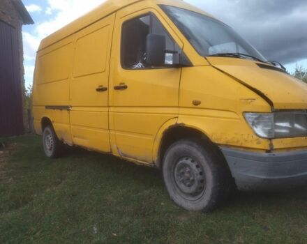 Желтый Мерседес Sprinter, объемом двигателя 2.3 л и пробегом 300 тыс. км за 2400 $, фото 1 на Automoto.ua