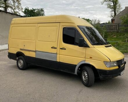 Желтый Мерседес Sprinter, объемом двигателя 2.3 л и пробегом 870 тыс. км за 4500 $, фото 1 на Automoto.ua