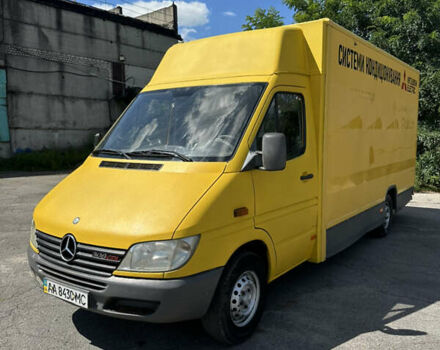Желтый Мерседес Sprinter, объемом двигателя 2.2 л и пробегом 227 тыс. км за 9500 $, фото 1 на Automoto.ua