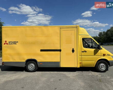 Желтый Мерседес Sprinter, объемом двигателя 2.2 л и пробегом 227 тыс. км за 9500 $, фото 3 на Automoto.ua