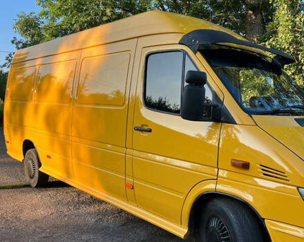 Желтый Мерседес Sprinter, объемом двигателя 2.2 л и пробегом 399 тыс. км за 7800 $, фото 4 на Automoto.ua