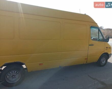 Желтый Мерседес Sprinter, объемом двигателя 2.15 л и пробегом 375 тыс. км за 6100 $, фото 2 на Automoto.ua