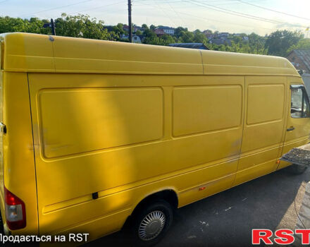 Желтый Мерседес Sprinter, объемом двигателя 2.2 л и пробегом 297 тыс. км за 8450 $, фото 3 на Automoto.ua