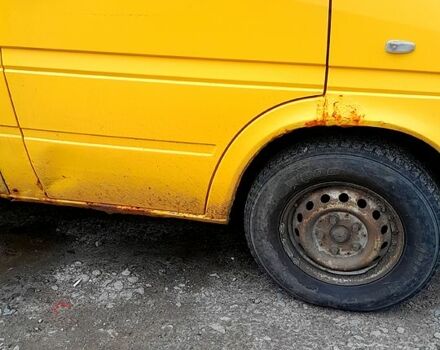 Желтый Мерседес Sprinter, объемом двигателя 2.1 л и пробегом 544 тыс. км за 5800 $, фото 2 на Automoto.ua