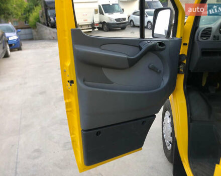 Желтый Мерседес Sprinter, объемом двигателя 2.2 л и пробегом 335 тыс. км за 12300 $, фото 13 на Automoto.ua
