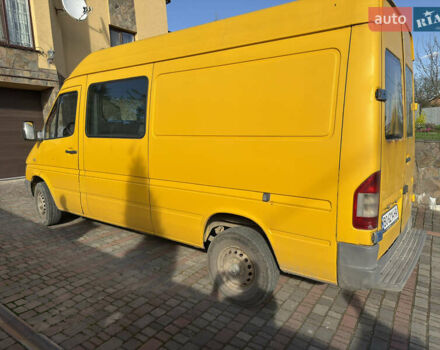 Желтый Мерседес Sprinter, объемом двигателя 2.1 л и пробегом 445 тыс. км за 9000 $, фото 6 на Automoto.ua