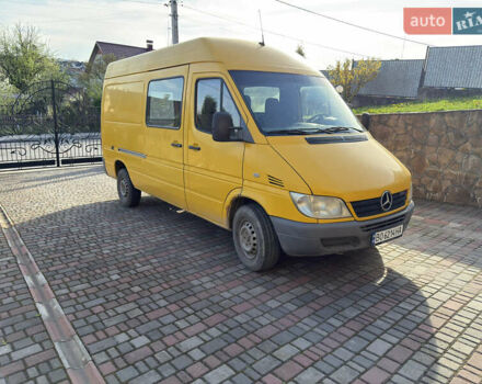 Желтый Мерседес Sprinter, объемом двигателя 2.1 л и пробегом 445 тыс. км за 7500 $, фото 1 на Automoto.ua