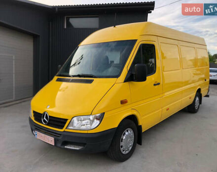 Желтый Мерседес Sprinter, объемом двигателя 2.2 л и пробегом 335 тыс. км за 12300 $, фото 4 на Automoto.ua