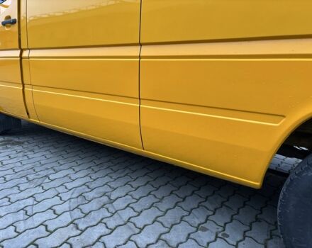 Желтый Мерседес Sprinter, объемом двигателя 2.1 л и пробегом 350 тыс. км за 11100 $, фото 23 на Automoto.ua