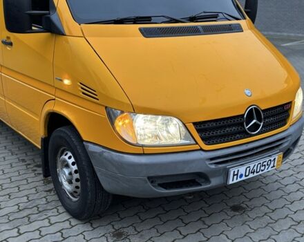 Желтый Мерседес Sprinter, объемом двигателя 2.1 л и пробегом 350 тыс. км за 11100 $, фото 4 на Automoto.ua