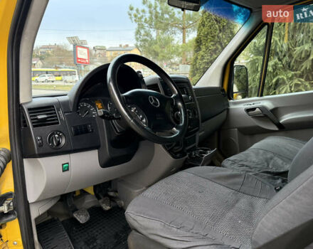 Желтый Мерседес Sprinter, объемом двигателя 2.15 л и пробегом 330 тыс. км за 9900 $, фото 3 на Automoto.ua