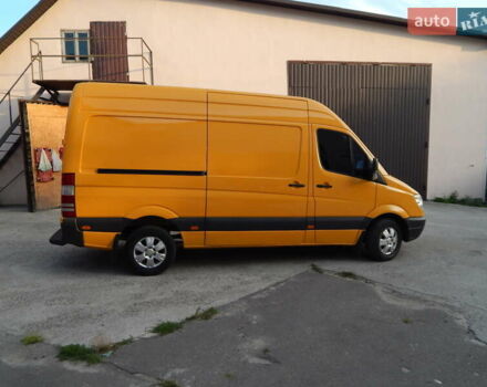 Желтый Мерседес Sprinter, объемом двигателя 2.15 л и пробегом 630 тыс. км за 12500 $, фото 4 на Automoto.ua