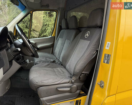 Желтый Мерседес Sprinter, объемом двигателя 2.15 л и пробегом 330 тыс. км за 9900 $, фото 4 на Automoto.ua