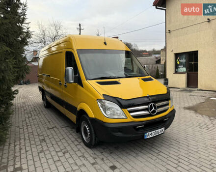 Желтый Мерседес Sprinter, объемом двигателя 2.15 л и пробегом 330 тыс. км за 9900 $, фото 1 на Automoto.ua