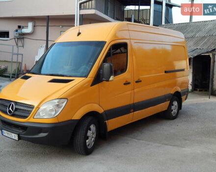 Желтый Мерседес Sprinter, объемом двигателя 2.15 л и пробегом 630 тыс. км за 12500 $, фото 2 на Automoto.ua