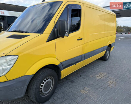 Желтый Мерседес Sprinter, объемом двигателя 2.2 л и пробегом 350 тыс. км за 12200 $, фото 1 на Automoto.ua