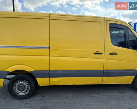 Желтый Мерседес Sprinter, объемом двигателя 2.2 л и пробегом 350 тыс. км за 12200 $, фото 4 на Automoto.ua