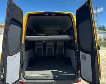 Желтый Мерседес Sprinter, объемом двигателя 2.14 л и пробегом 329 тыс. км за 15000 $, фото 10 на Automoto.ua