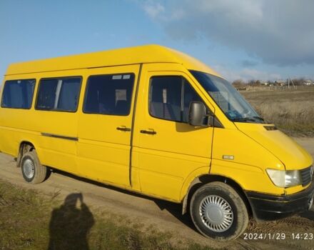 Желтый Мерседес Sprinter, объемом двигателя 2.3 л и пробегом 430 тыс. км за 4999 $, фото 1 на Automoto.ua