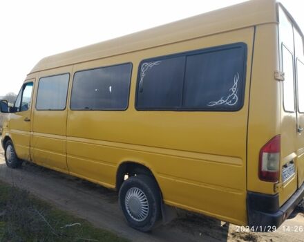 Желтый Мерседес Sprinter, объемом двигателя 2.3 л и пробегом 430 тыс. км за 4999 $, фото 2 на Automoto.ua